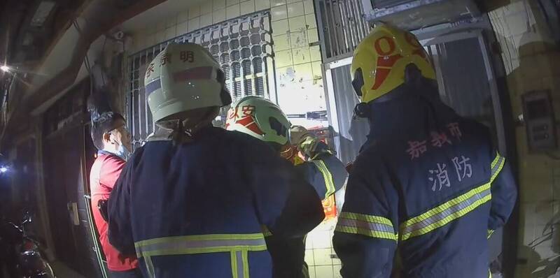 獨居婦低血糖暈倒門反鎖 女兒急打119救回一命