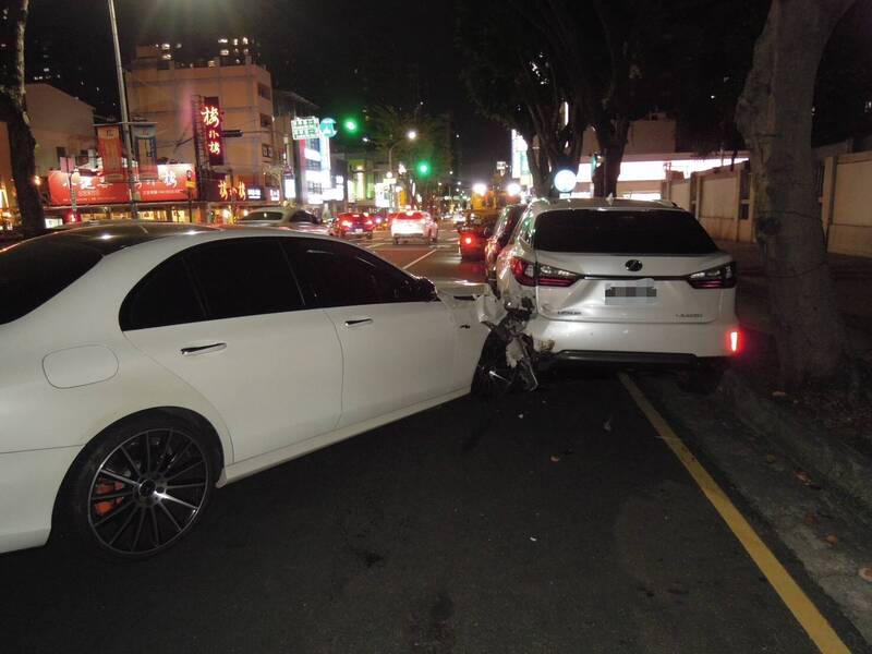 賓士突偏移猛撞路邊車 駕駛精神恍惚…唾液快篩一驗慘了