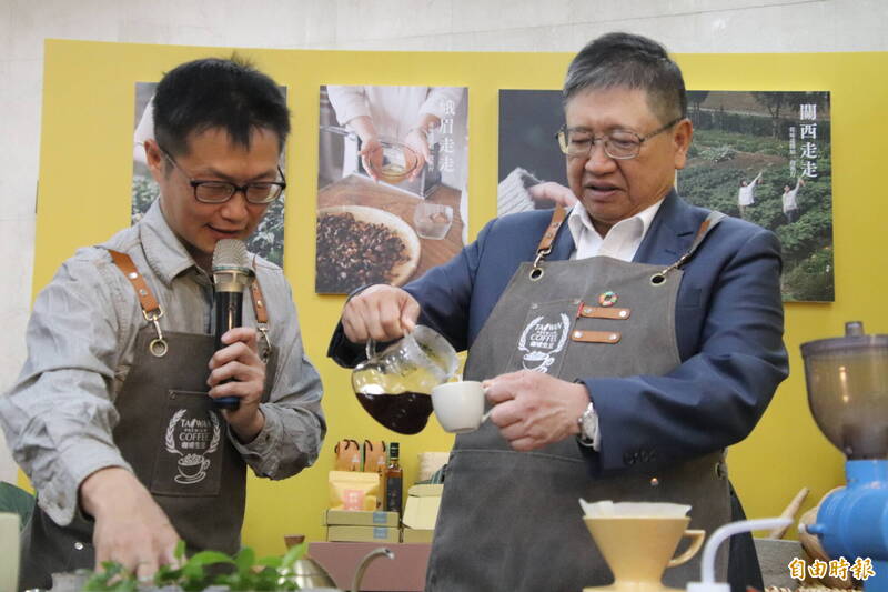 楊文科手沖咖啡 推銷「新竹走走」