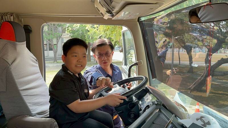 高雄前鎮分局宣導+執法雙軌 大型車違規取締增加