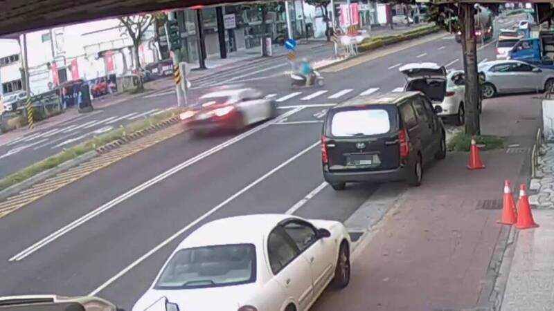 花蓮市警車超速撞死機車女騎士 肇責雙方各半家屬反彈