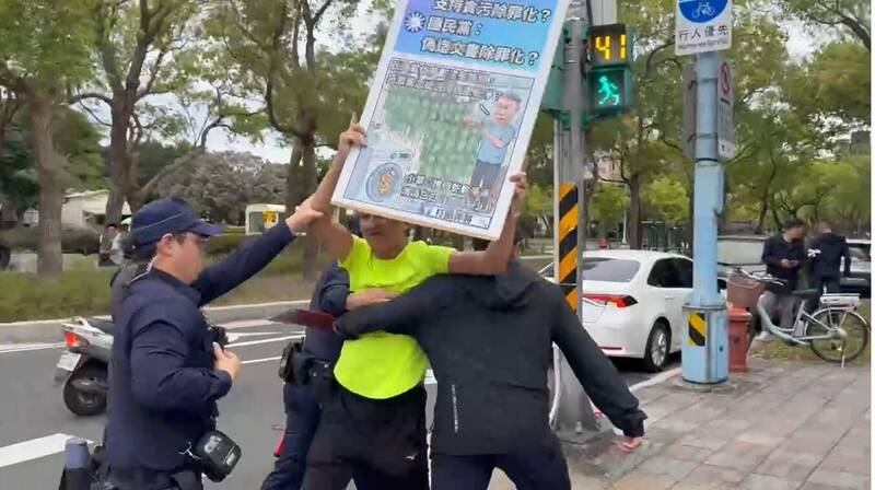 京華城宣判》小草群情激憤 男亂入喊「民眾黨挺貪污除罪」被揍