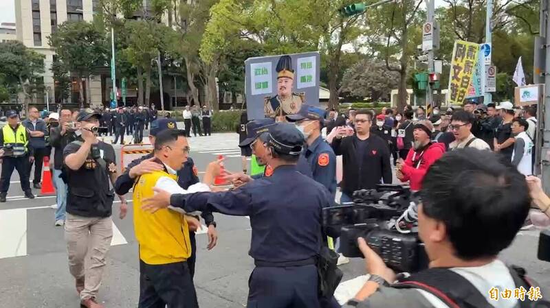 京華城宣判》游智彬現身北院 朝賴清德看板丟水球警強勢勸離