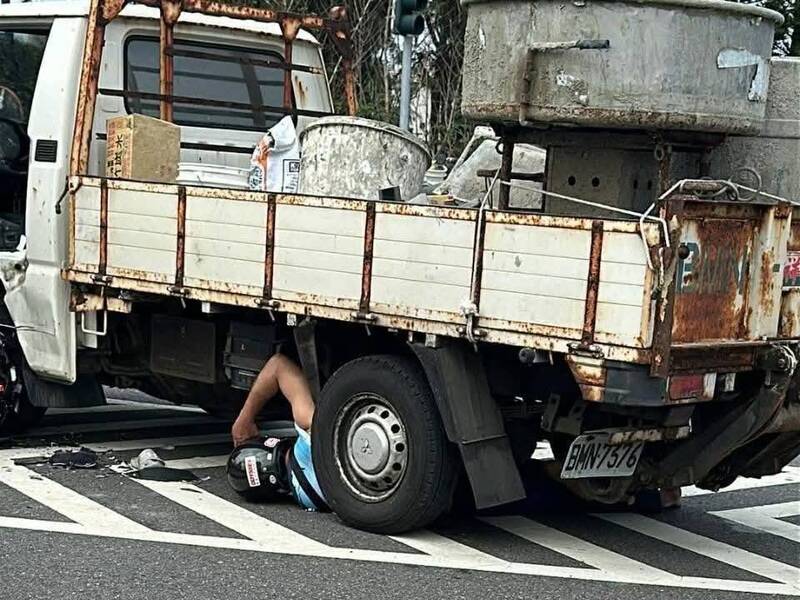 澎湖副供站前「犁田」人車噴進貨車底 正義吊車路過急救援