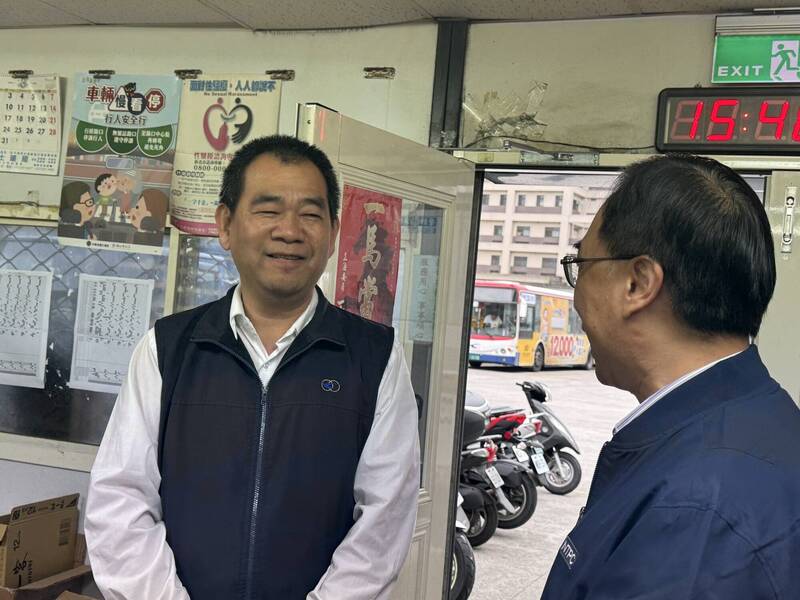 蘆洲老翁昏倒人行道旁 公車司機1暖心舉動感動乘客