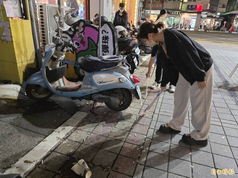 屏東女青年發起撿菸蒂活動 陳水扁留言加油