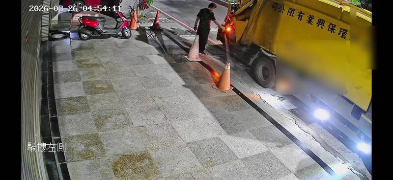 高雄幸福川變黑飄惡臭  業者3度偷排還便溺 環保局要罰了