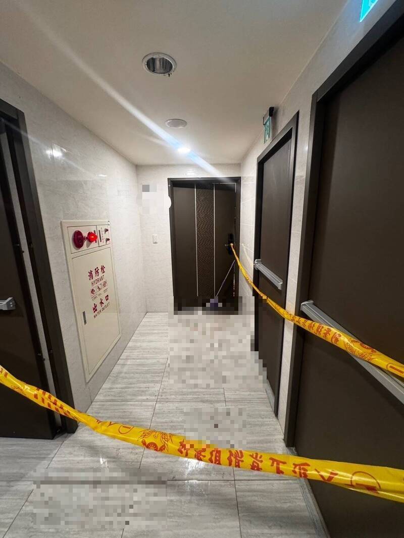 走廊上血跡斑斑，警方拉起封鎖線採證。（民眾提供）