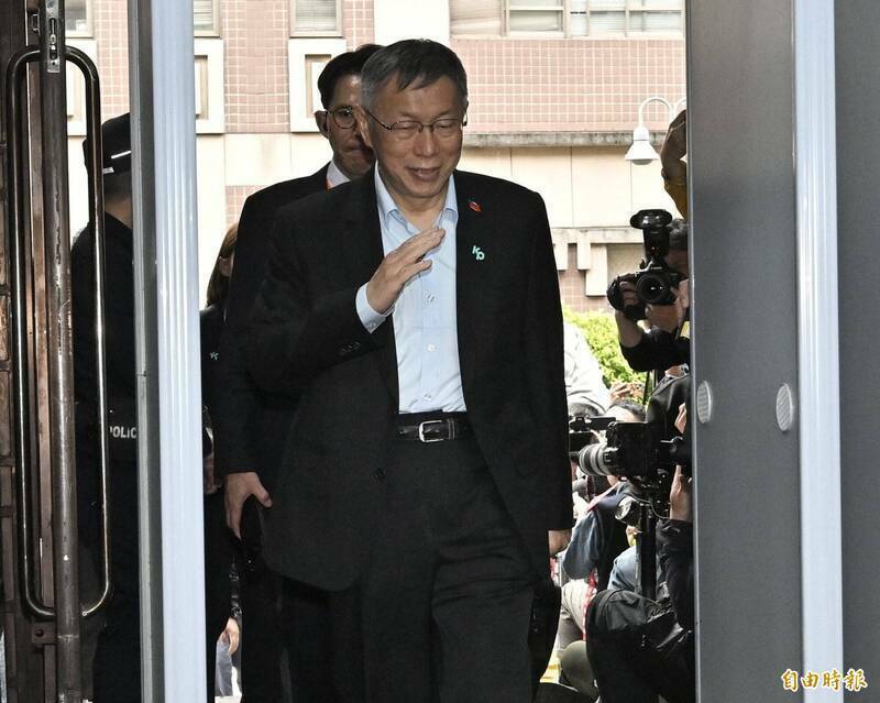 文學含量最高祭品文! 柯文哲一審判17年 台師大教授送1/2研究室藏書