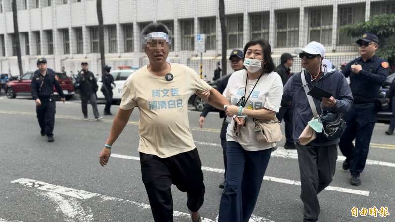 柯文哲判17年！小草崩潰失控爆衝突 張育萌：民眾黨公職冷眼旁觀