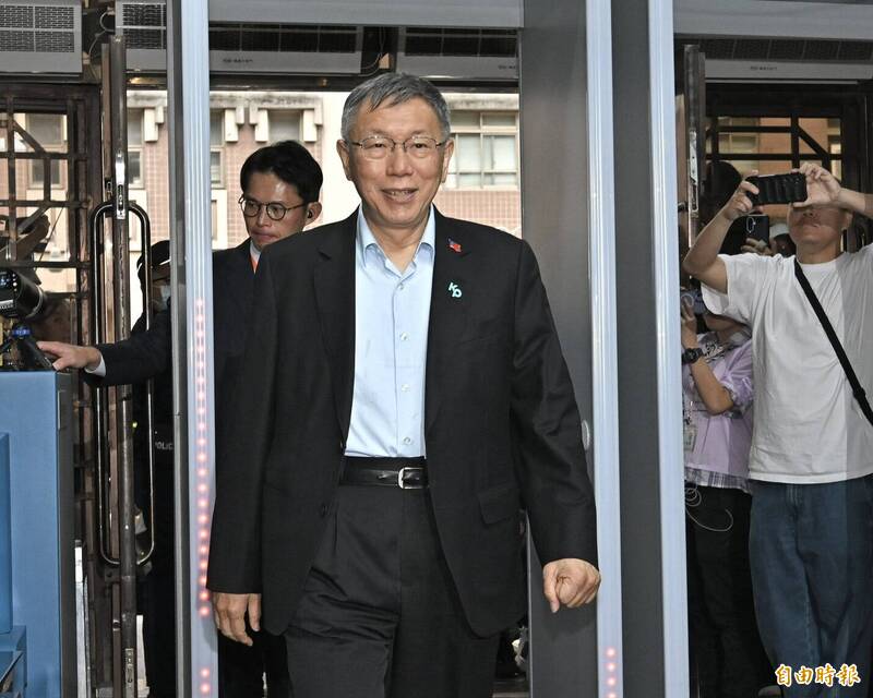 柯文哲抵達北院 微笑向支持著揮手