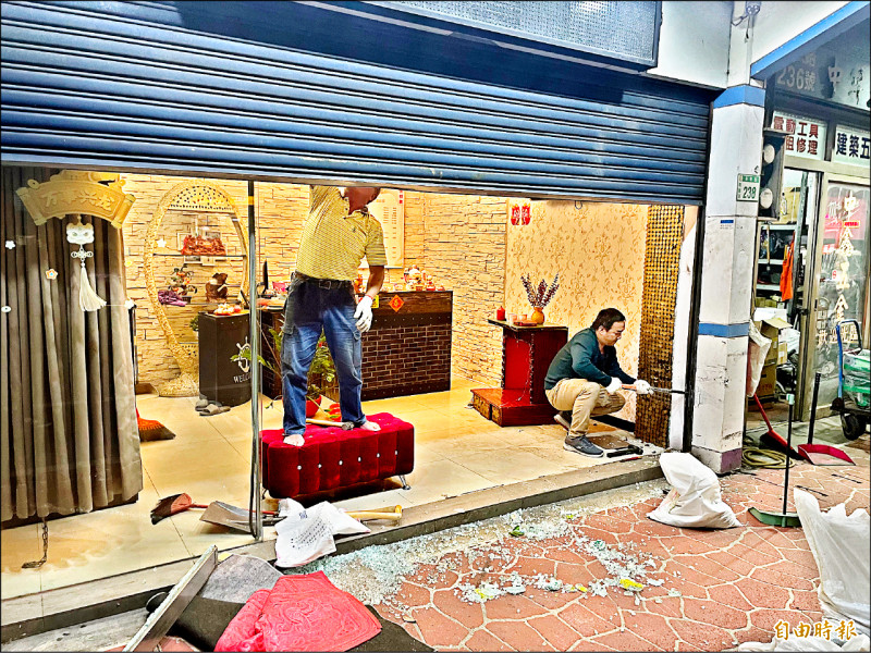 通緝犯拒檢撞店家 警開20槍逮捕