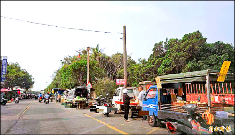 鹿港光復路攤販佔車格營業 將加強取締