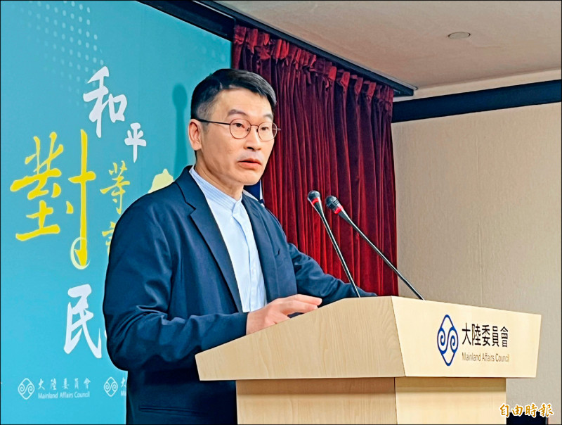 民眾黨主席黃國昌聲稱，中配徐春鶯的起訴書是民進黨側翼寫的。陸委會發言人梁文傑批評，凡事有認真看過起訴書的人，都不會這樣講。（記者陳鈺馥攝）