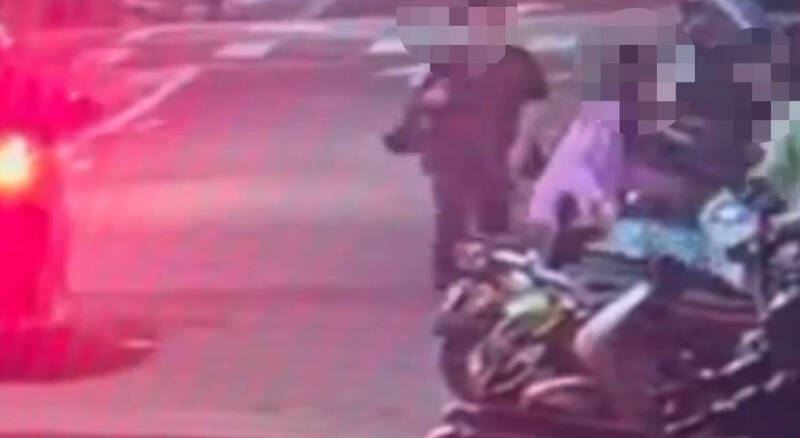 心情不好就踢?男路邊踹機車下場慘了......