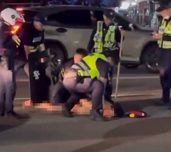 台中逆子持刀刺傷老母 !全裸「血身狂奔」 警辣椒水壓制畫面曝光