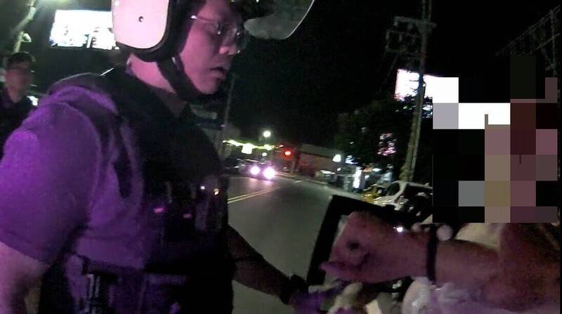 路邊拆人車牌瞎扯「不喜歡那號碼」 醉女還踹警車