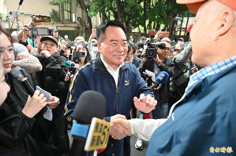 圖輯》蔡正元微笑報到入監服刑 張啓楷、館長相送