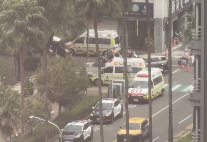 台中西區驚悚連環撞!汽車猛撞4機車 5人受傷送醫