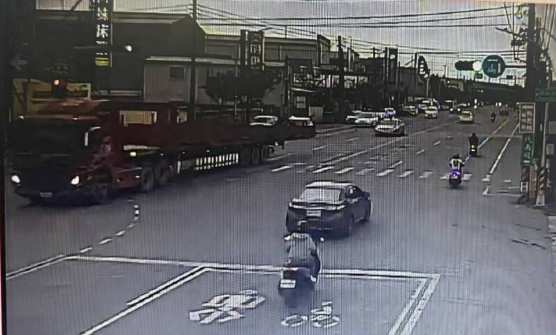 高雄大社驚見超寬鋼骨車 批移動神主牌上路