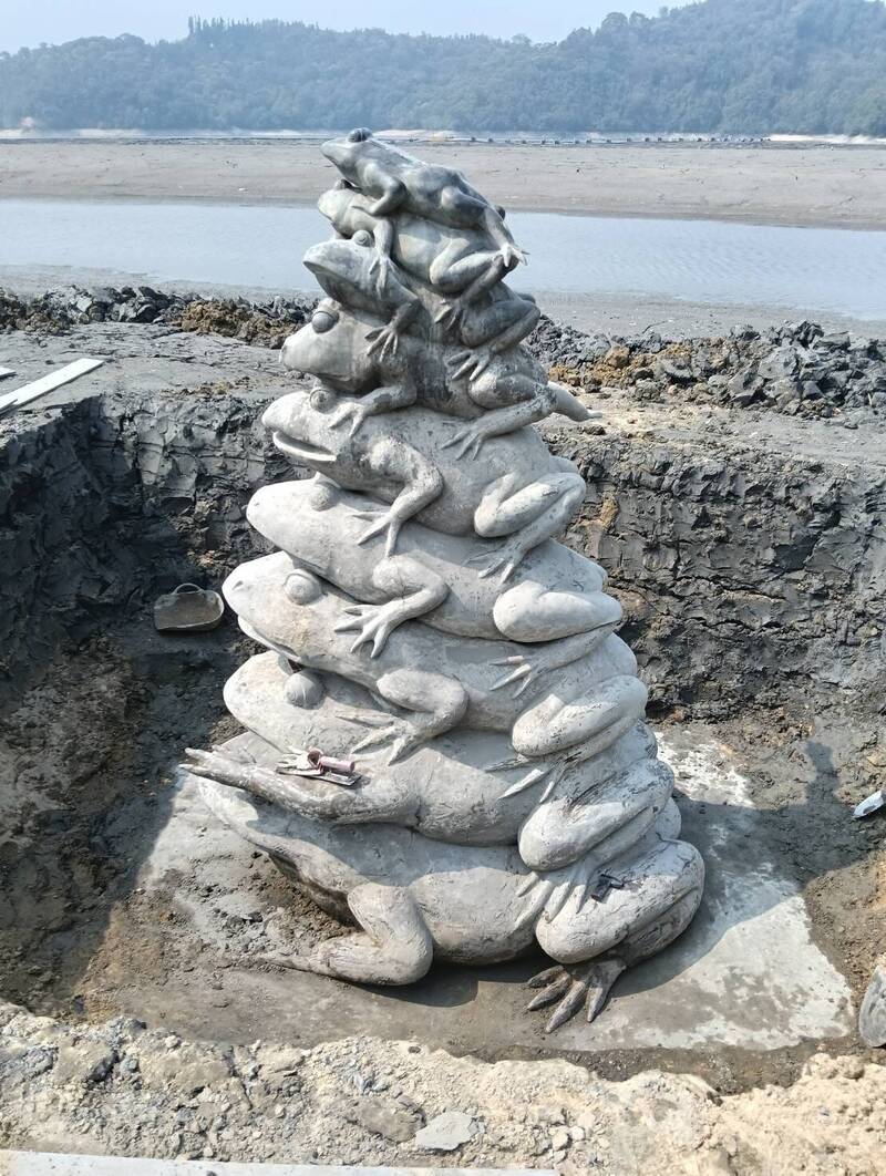 日月潭九蛙清淤出土！ 深埋底層「蛙王」重見天日