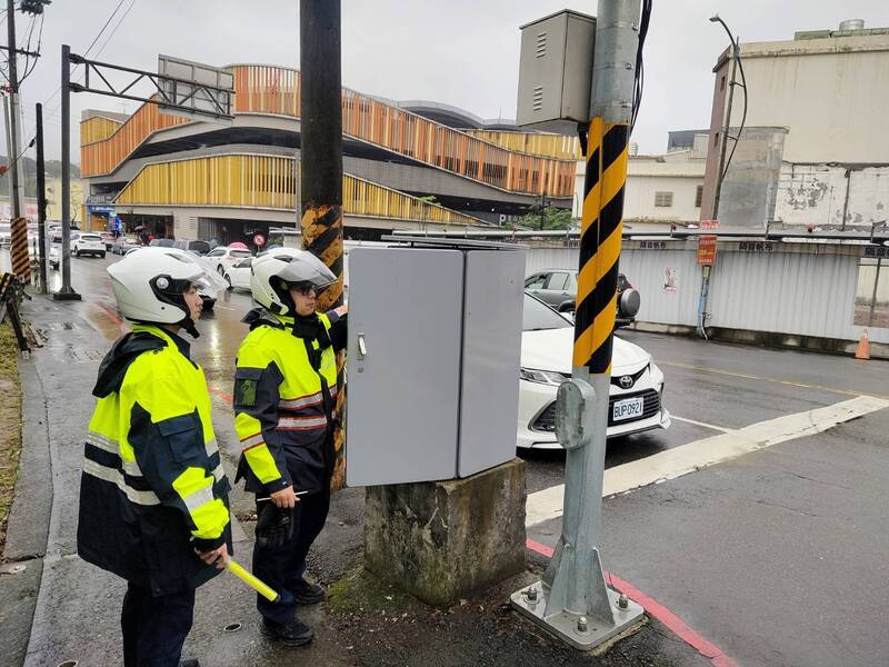 新北萬金石掃墓怕塞爆? 警:紅黃線開放停靠區看這裡