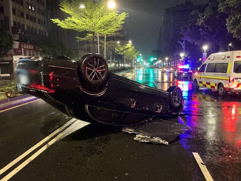 深夜酒駕擦撞路邊工程車 汽車翻覆四腳朝天橫躺路中