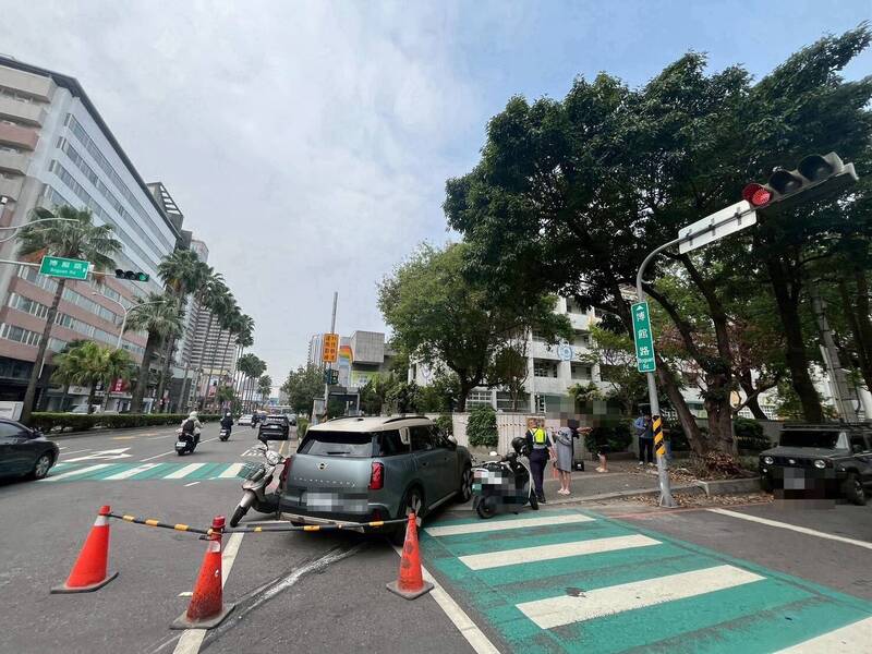 台中驚悚5車連環撞!「大咪」衝進機車待轉區 「瞬間全倒」