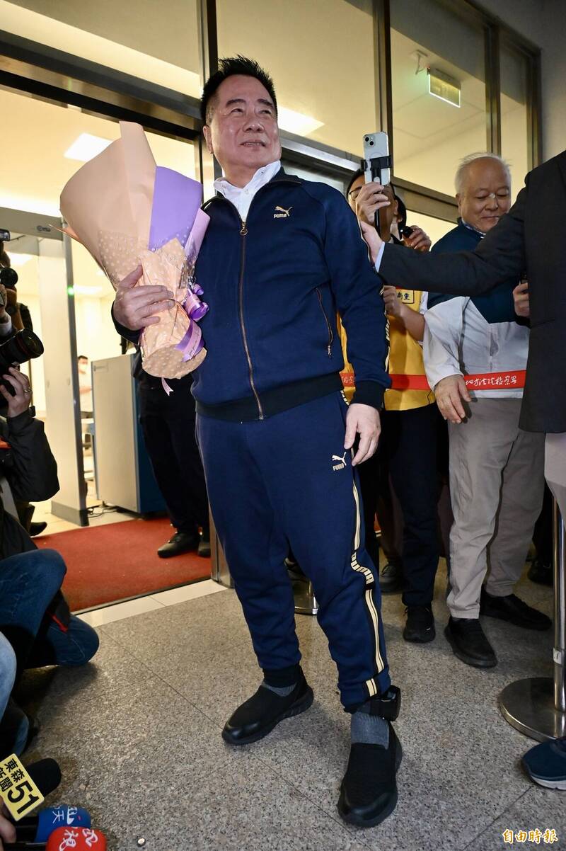 前国民党立委蔡正元于三中案因涉业务侵占罪,二审判处3年6月有期徒刑,他今一早至台北地检署报到入监服刑。 (记者丛昌瑾摄)