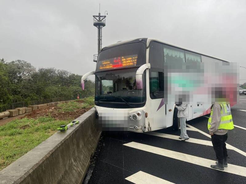 國光客運駕駛暈眩擦撞五楊高護欄 空車未波及其他人車