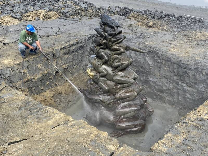 蛙王「出土」灰頭土臉 日月潭九蛙洗澎澎閃亮見客