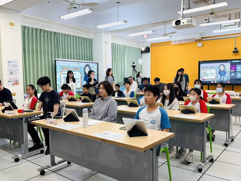 屏東縣「AI學習日」 全縣2000學童同步上課