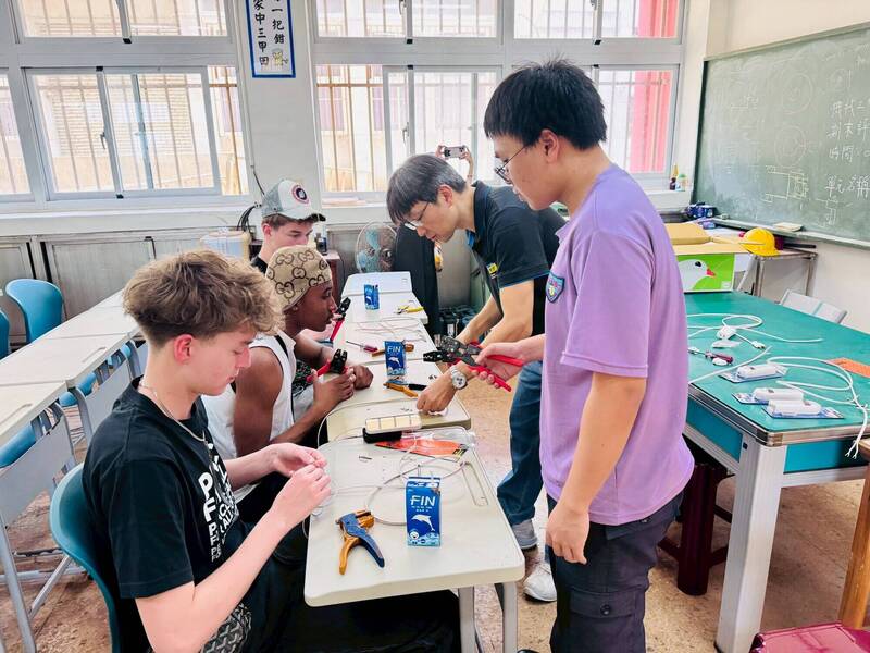 不只學外語!澎湖海事交流盧森堡高中生 實作互動建立友誼