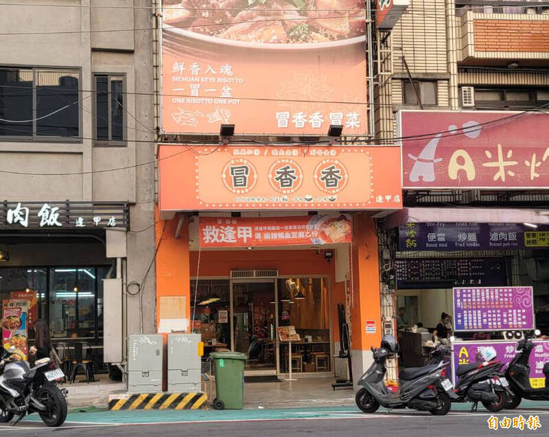 招租貼滿街!台中逢甲夜市人潮雪崩 商家發起「救逢甲」行動