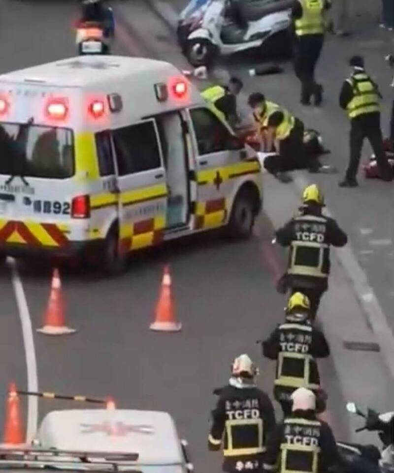 女台中當街遇刺「脖子插刀」倒地 情殺現場驚悚畫面曝