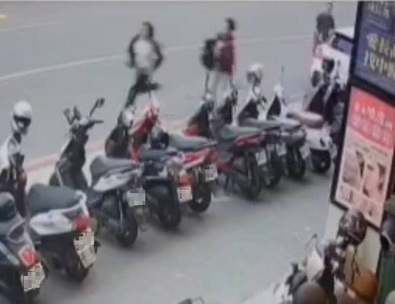 台中男持刀追砍前女友 當街砍殺驚悚畫面曝