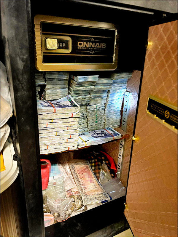警搜索詐團假幣商 衣櫃等處藏1354萬