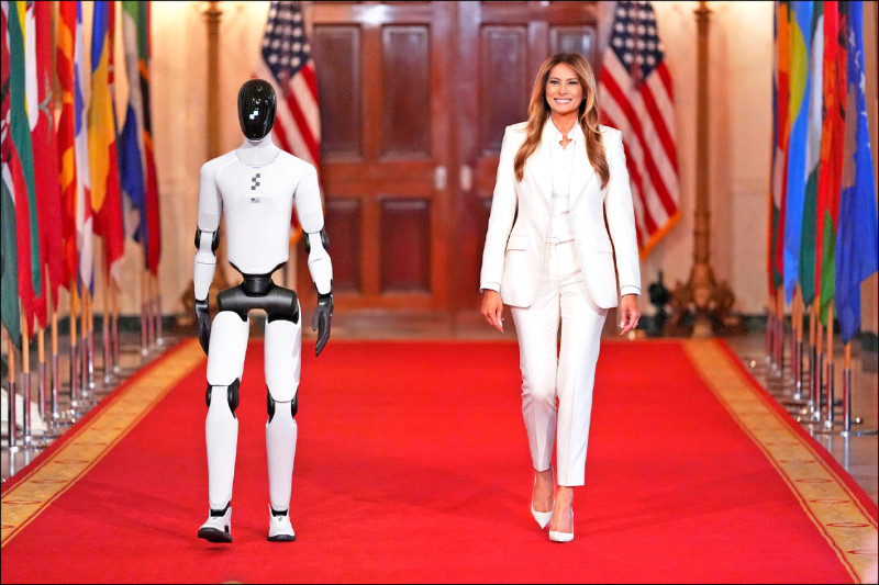 機器人作客 梅蘭妮亞展示AI教育願景