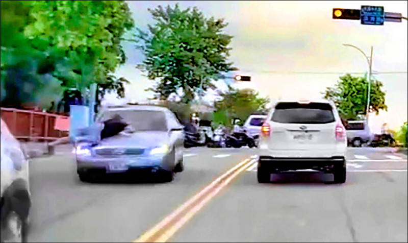 女趴引擎蓋攔詐團車手 遭甩落再輾重傷