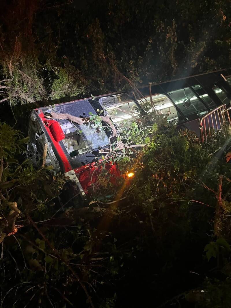 樹枝插進車廂!台中公車深夜撞破護欄翻落邊坡 2人送醫