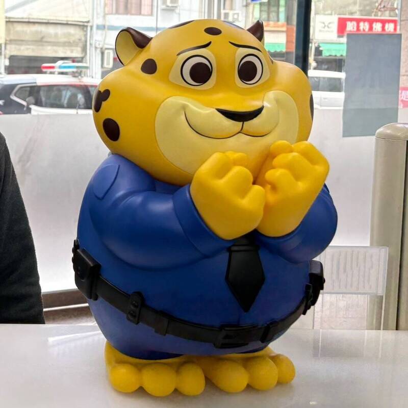 高雄男夜晚抱著「洪金豹」繞啊繞 原來是偷完夾娃娃店想落跑