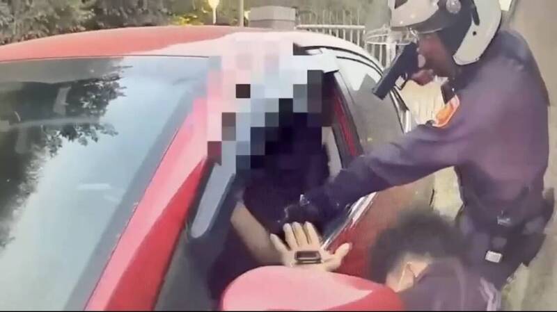 高雄女駕駛失竊車狂飆!不管警亮槍 緊抱便當拒檢