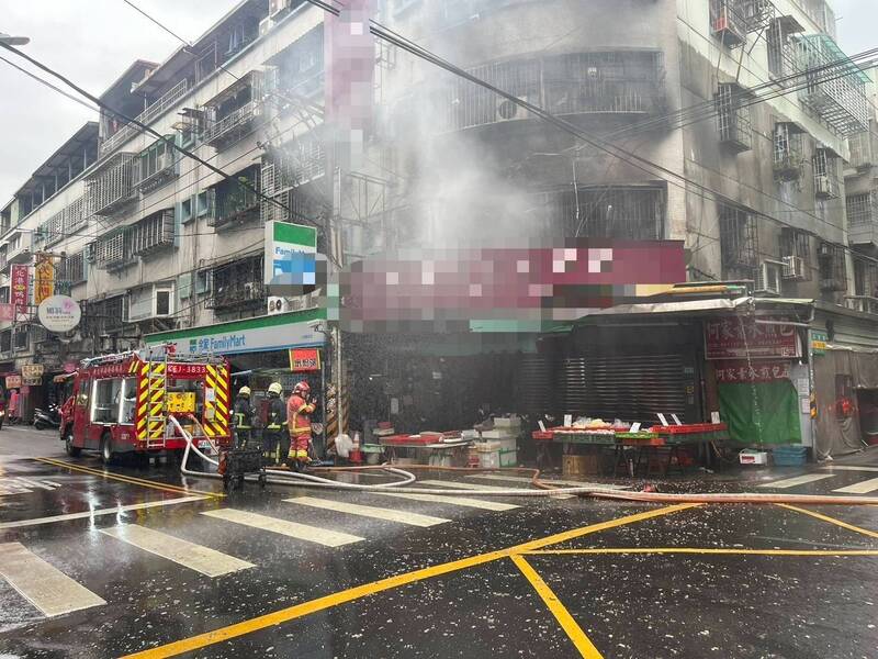 土城公寓失火 鄰居見義勇為與消防員合力救人