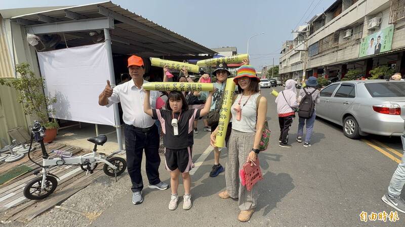 隊伍綿延600公尺!崙背信徒迎接「粉紅超跑」發1700個瑜伽墊