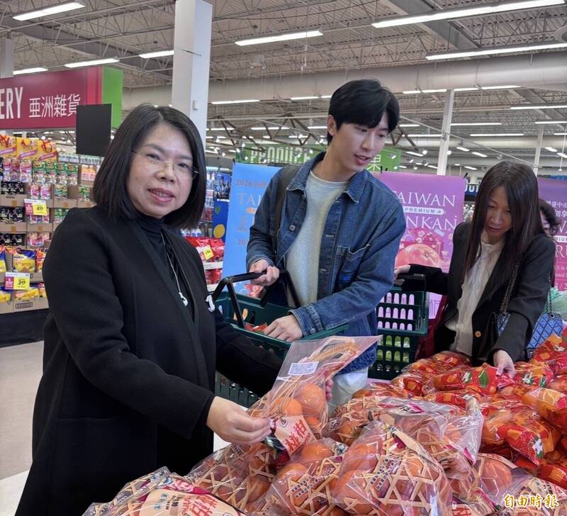 台中東勢區農會供銷部主任古滿琴（左）遠自台灣前來溫哥華推廣台中東勢椪柑。（記者張伶銖攝）