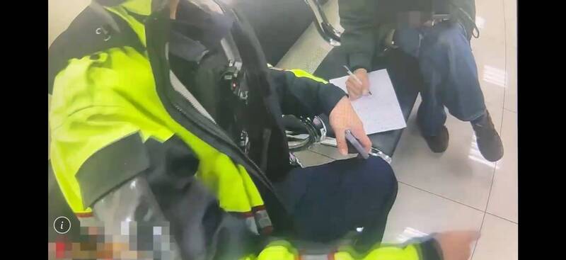 喑啞女子陷假交友愛情詐騙 警筆談成功阻詐