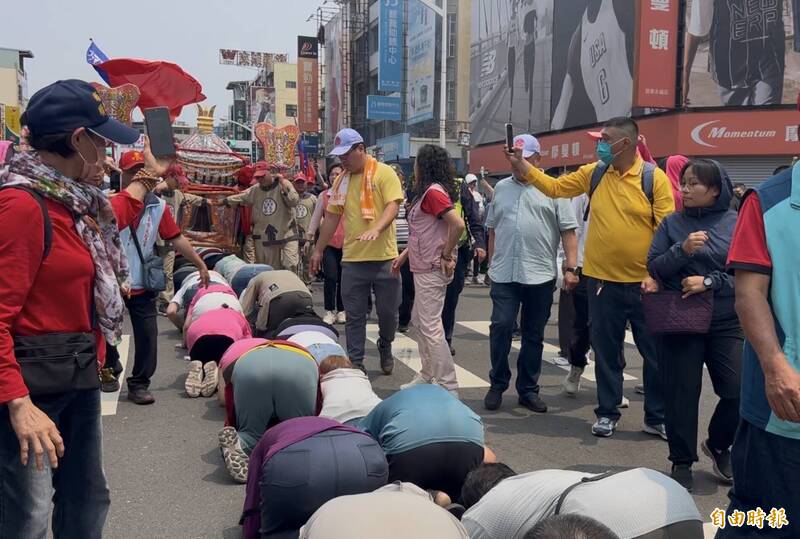 大甲媽 、樓厝媽屏市遶境 信徒爭相鑽轎腳