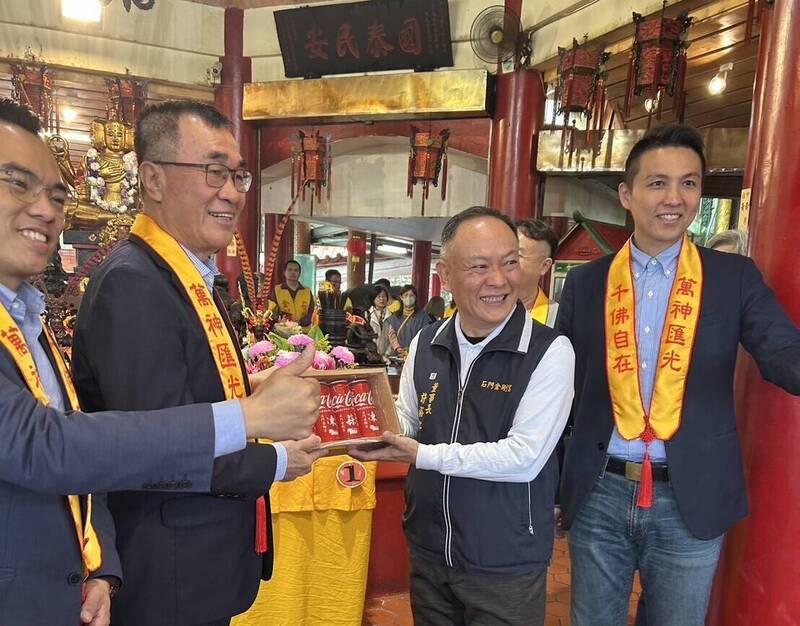 石門一路到土城拚支持 李四川獲贈「凍蒜可樂」喊42年經驗推動市政