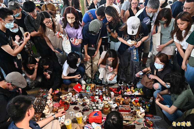 獨家》來自日本二手古物限時設攤 人潮湧入內惟跳蚤市場挖寶