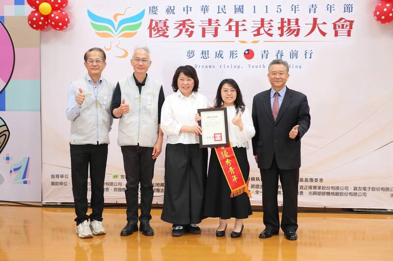 青年節前夕嘉市表揚95人 吳貞慧深耕輔導領域受肯定